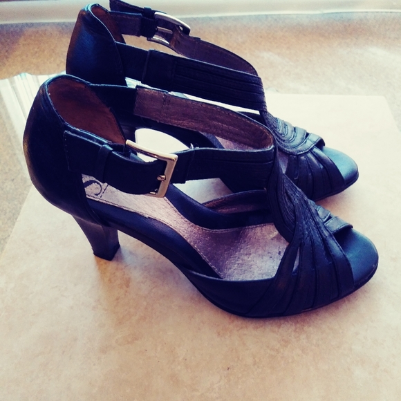 Black Soft Shoes Size 4. Good Condition. - Picture 4 of 6